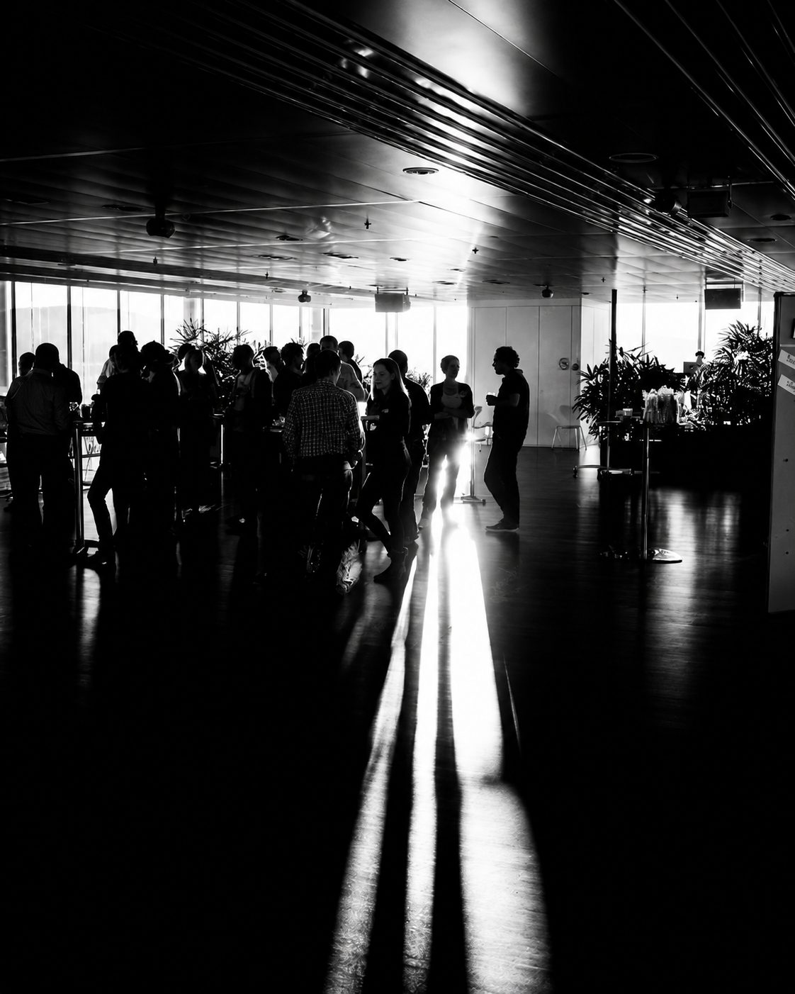 Empresários em um encontro de networking, luz cortando o salão